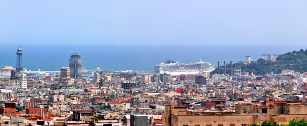 Vista panorámica de la ciudad de Barcelona y del puerto donde atracan los cruceros